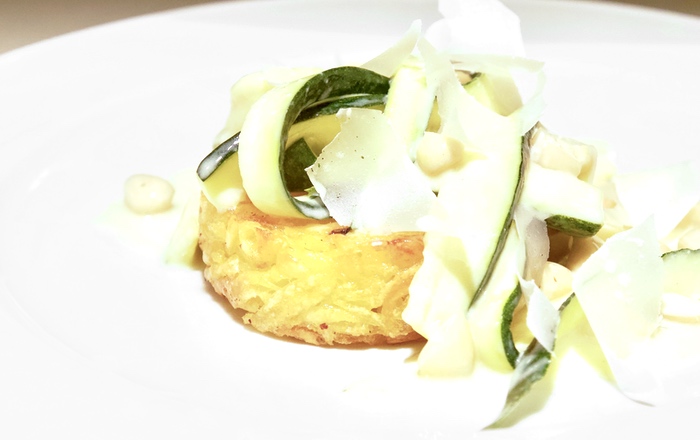 Kartoffelgallette mit gruener Mandel Zucchini und Parmesan